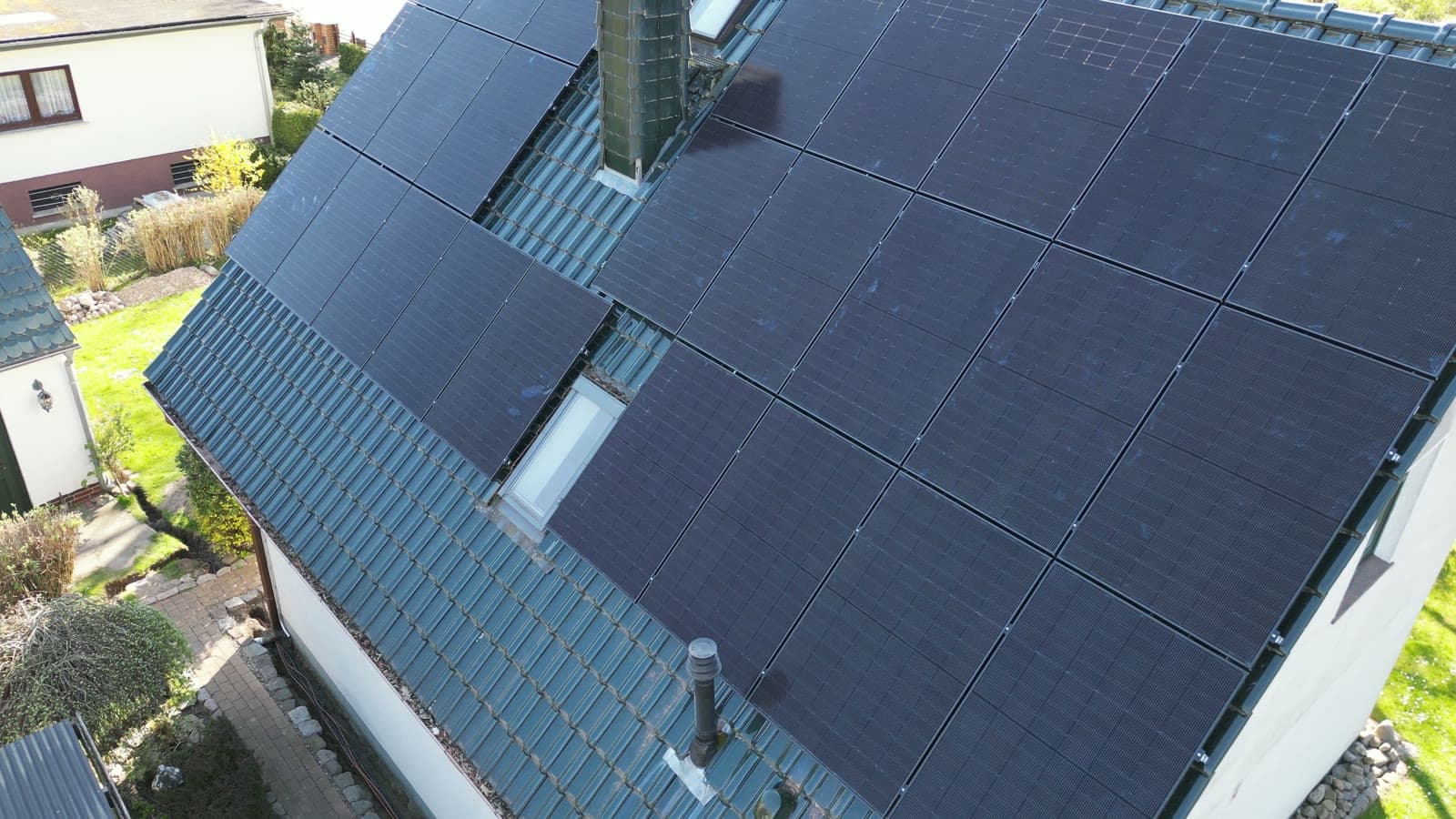 Drohnenflug über eine fertig belegte Photovoltaikanlage auf einem Einfamilienhaus in Woltersdorf