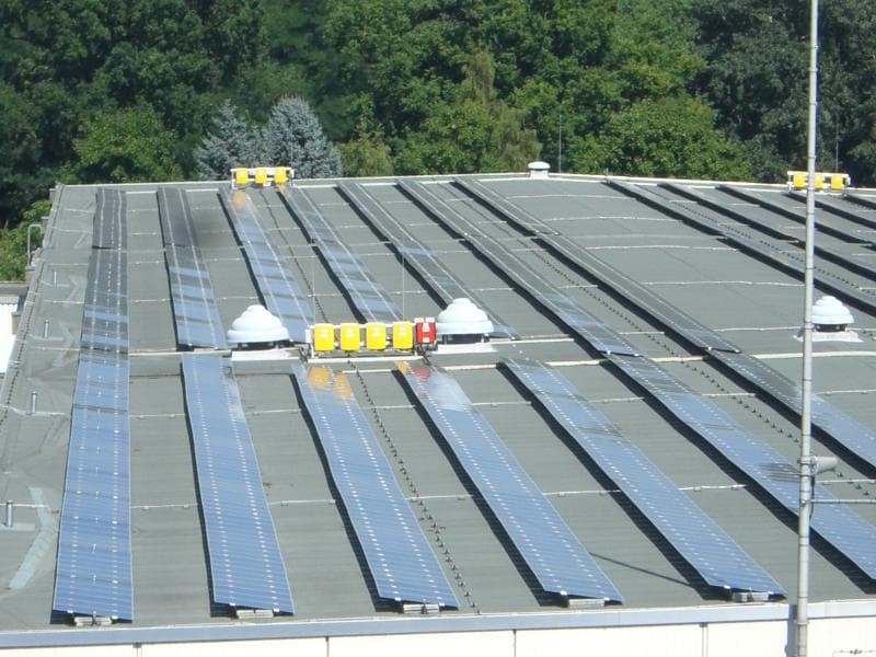 PV-Anlage auf einem Hallendach der Berliner Wasserbetriebe
