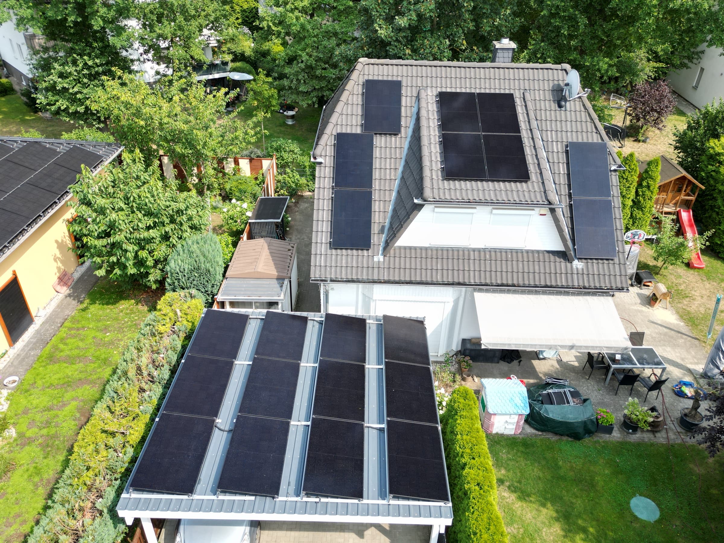 Einfamilienhaus mit Photovoltaik auf dem Haus- und Carportdach