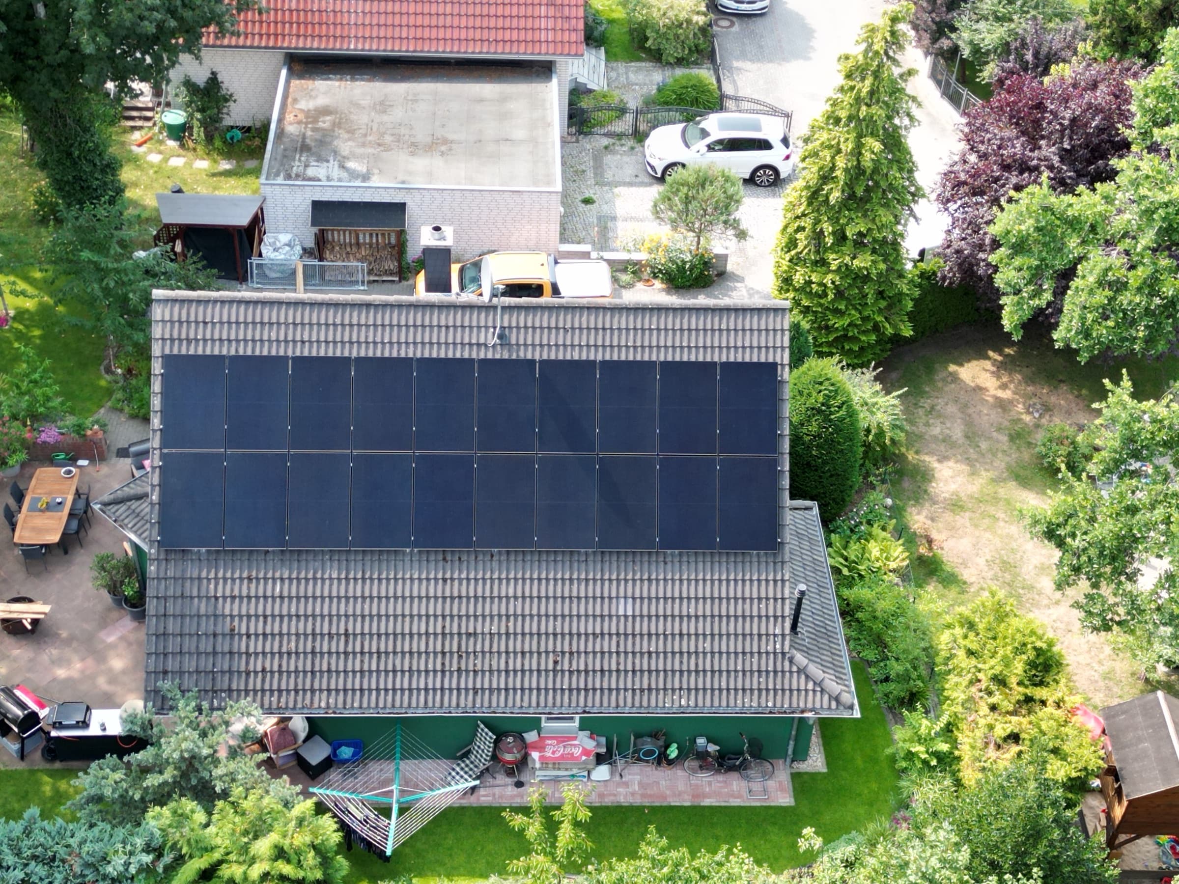 Satteldach mit zwei durchgehenden Modulreihen, die restliche Dachfläche wegen Verschattung bewusst frei