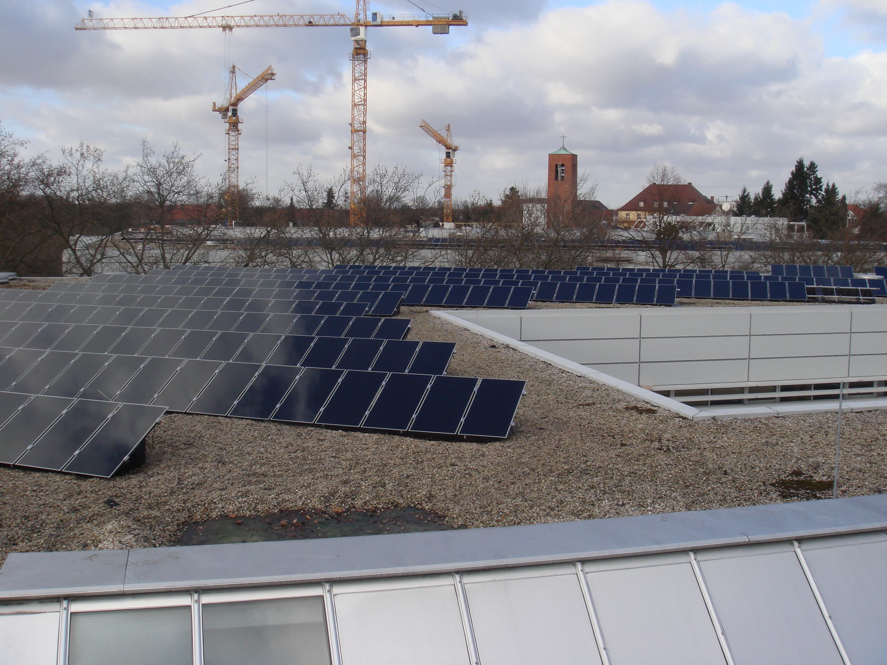 PV-Module dicht verlegt auf dem Hallendach der Universität in Berlin-Dahlem