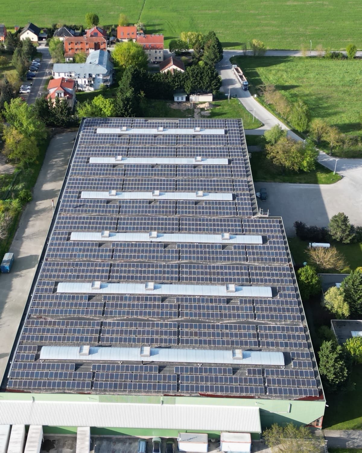 Drohnenaufnahme des komplett neu belegten Hallendachs in Güterfelde nach dem Repowering