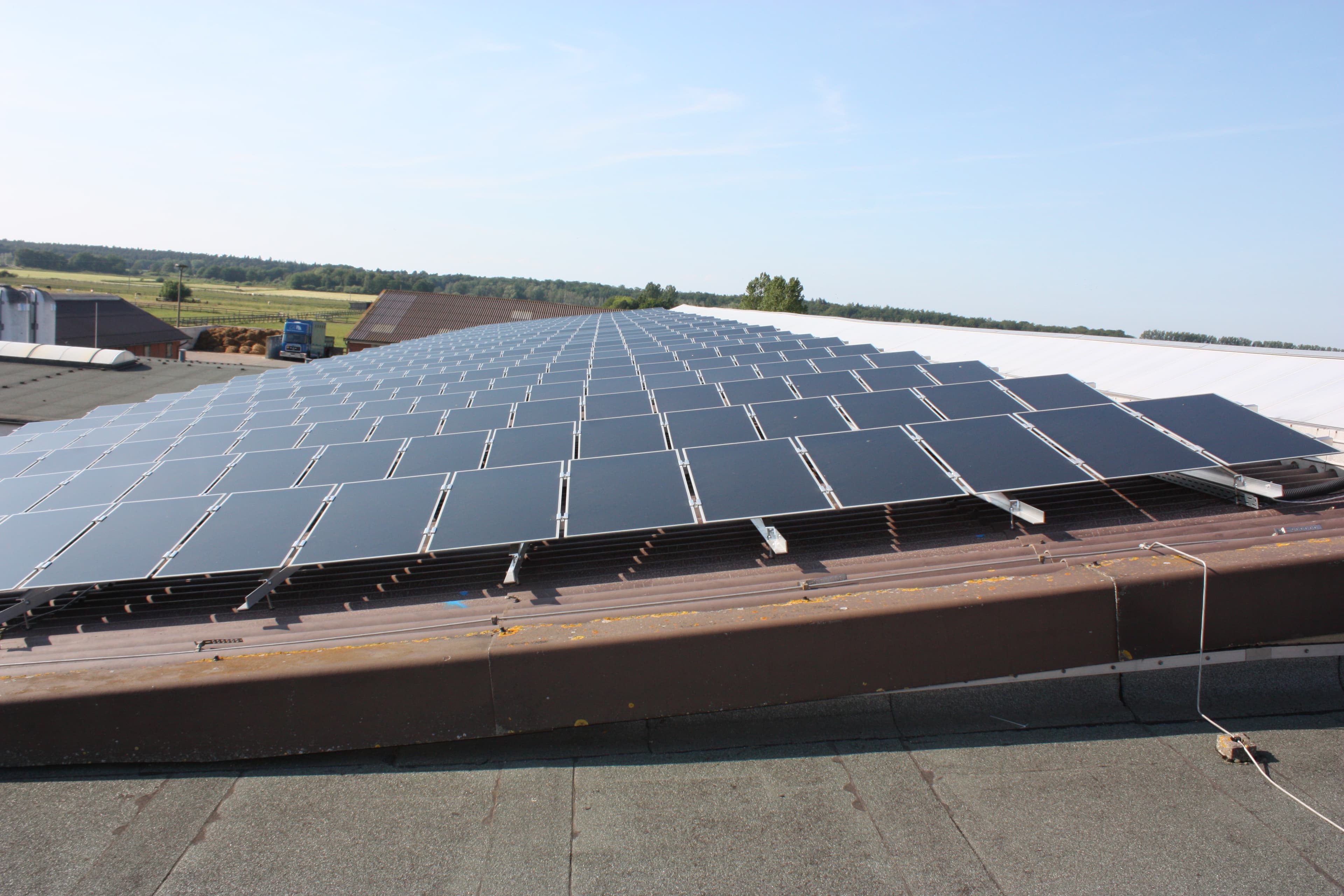 PV-Anlage auf der Reithalle in Klockenhagen, eingebettet in die Landschaft