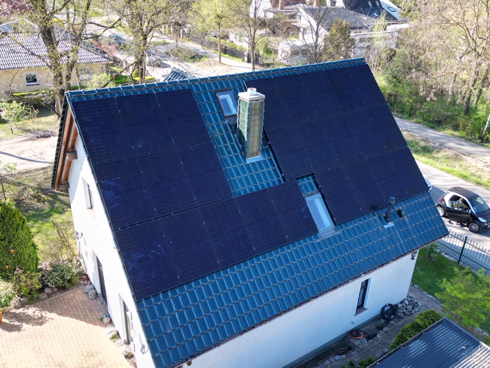 Fertige Photovoltaikanlage auf einem Einfamilienhaus in Woltersdorf aus der Luft