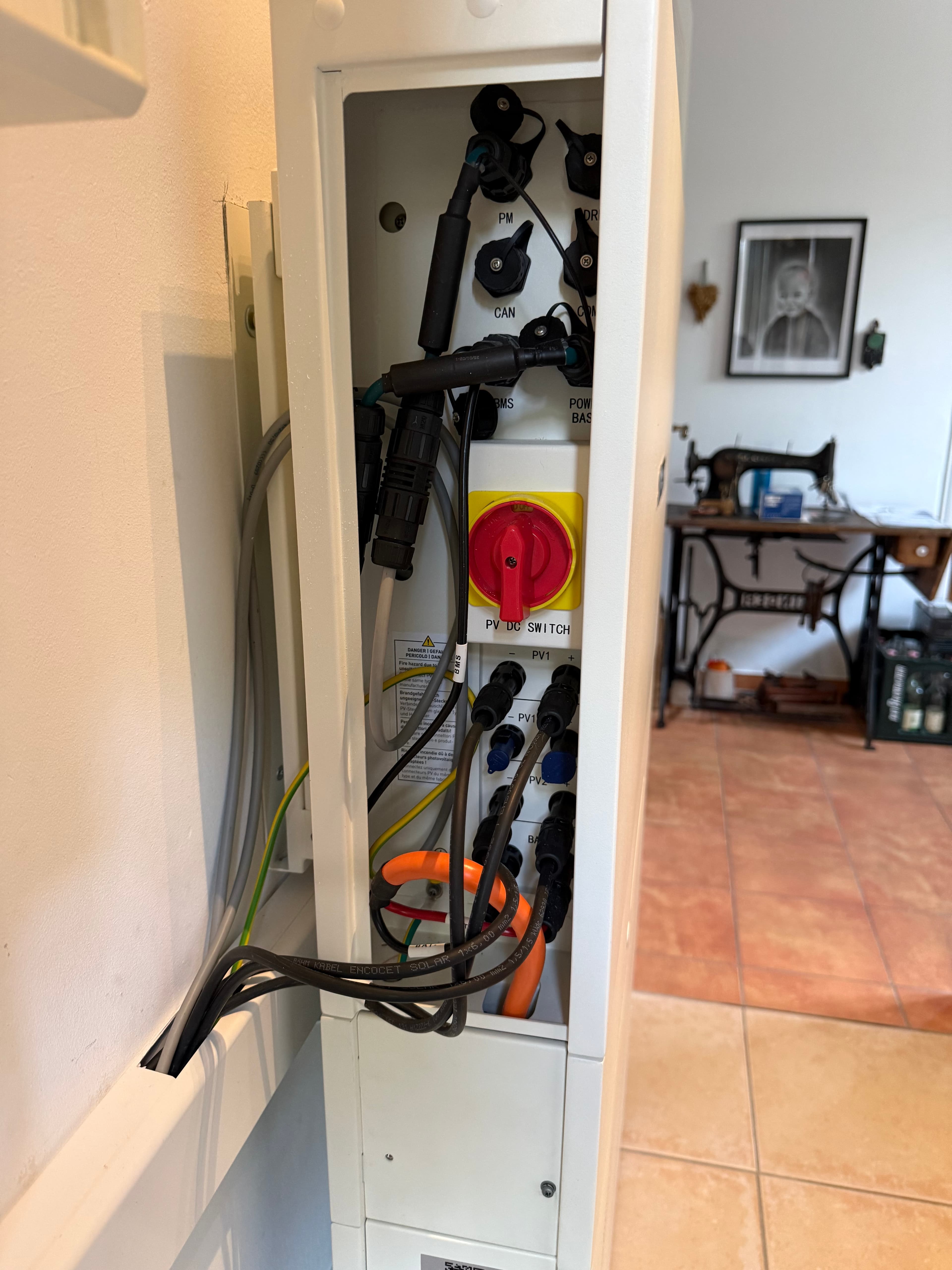 Anschlussseite eines Hybrid-Wechselrichters mit DC-Trennschalter, PV-Eingängen und Batterie-Anschluss. Hier entscheidet sich, wie ein Speicher angebunden wird