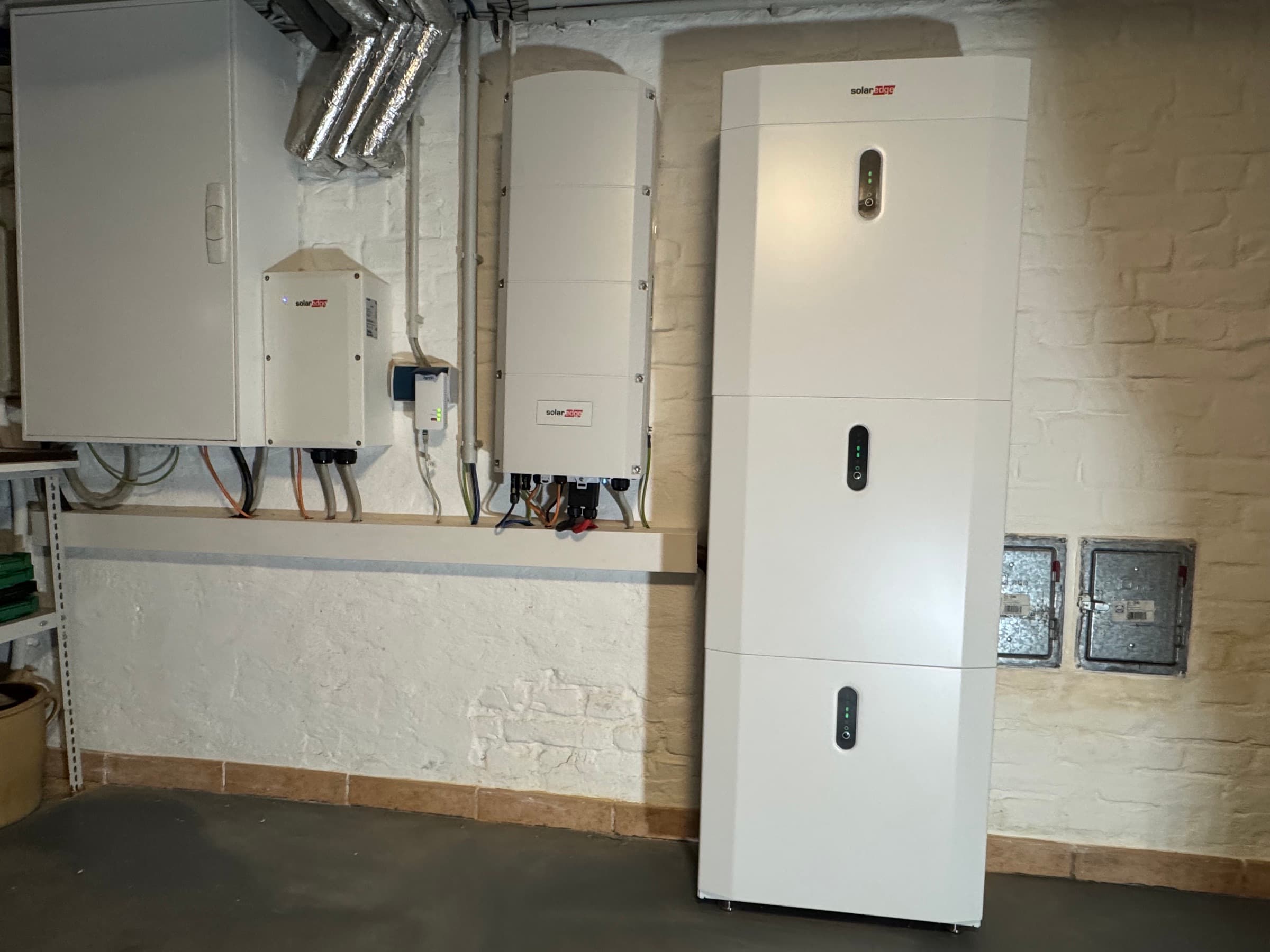 Fertig installierter SolarEdge-Speicherturm mit Hybrid-Wechselrichter an der Kellerwand eines Eigenheims