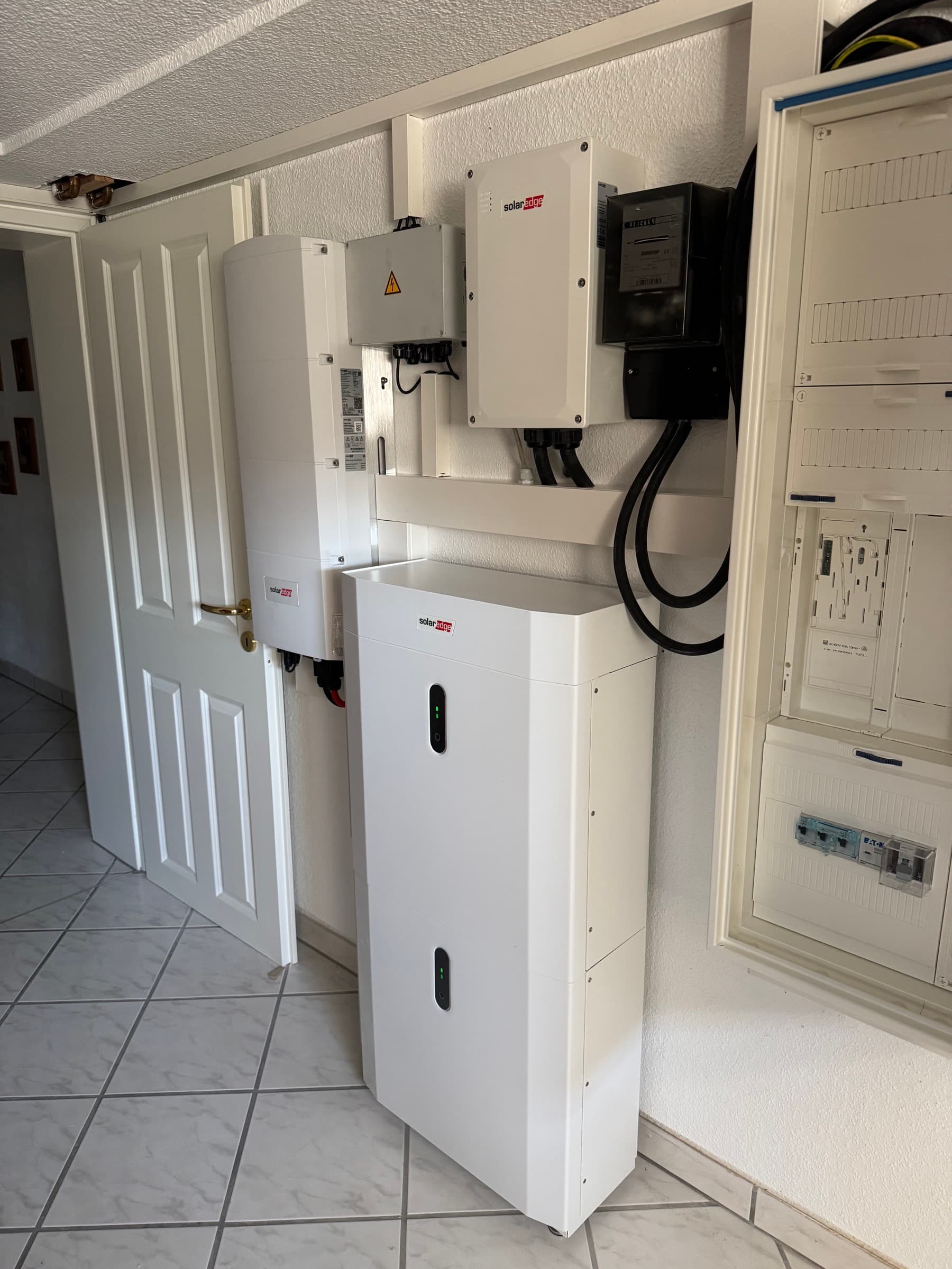 Fertig installierter SolarEdge-Heimspeicher mit Hybrid-Wechselrichter im Technikraum eines Eigenheims